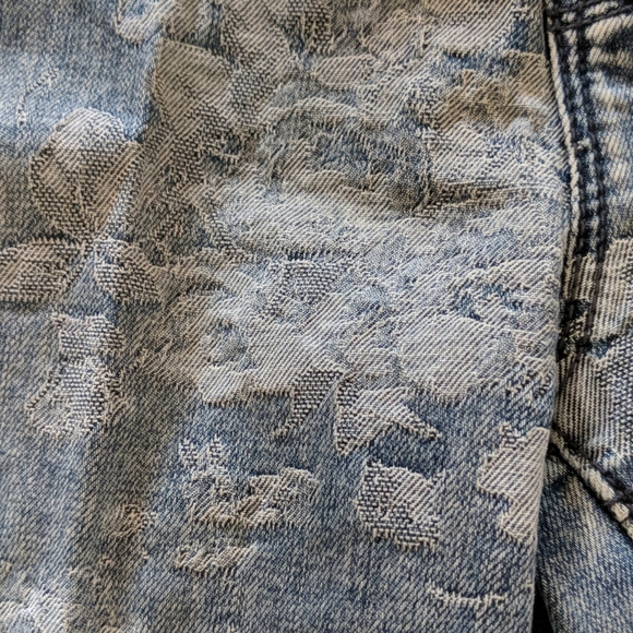 Chicos so slimming jeans size 0.5 with lacy flower - Picture 5 of 9